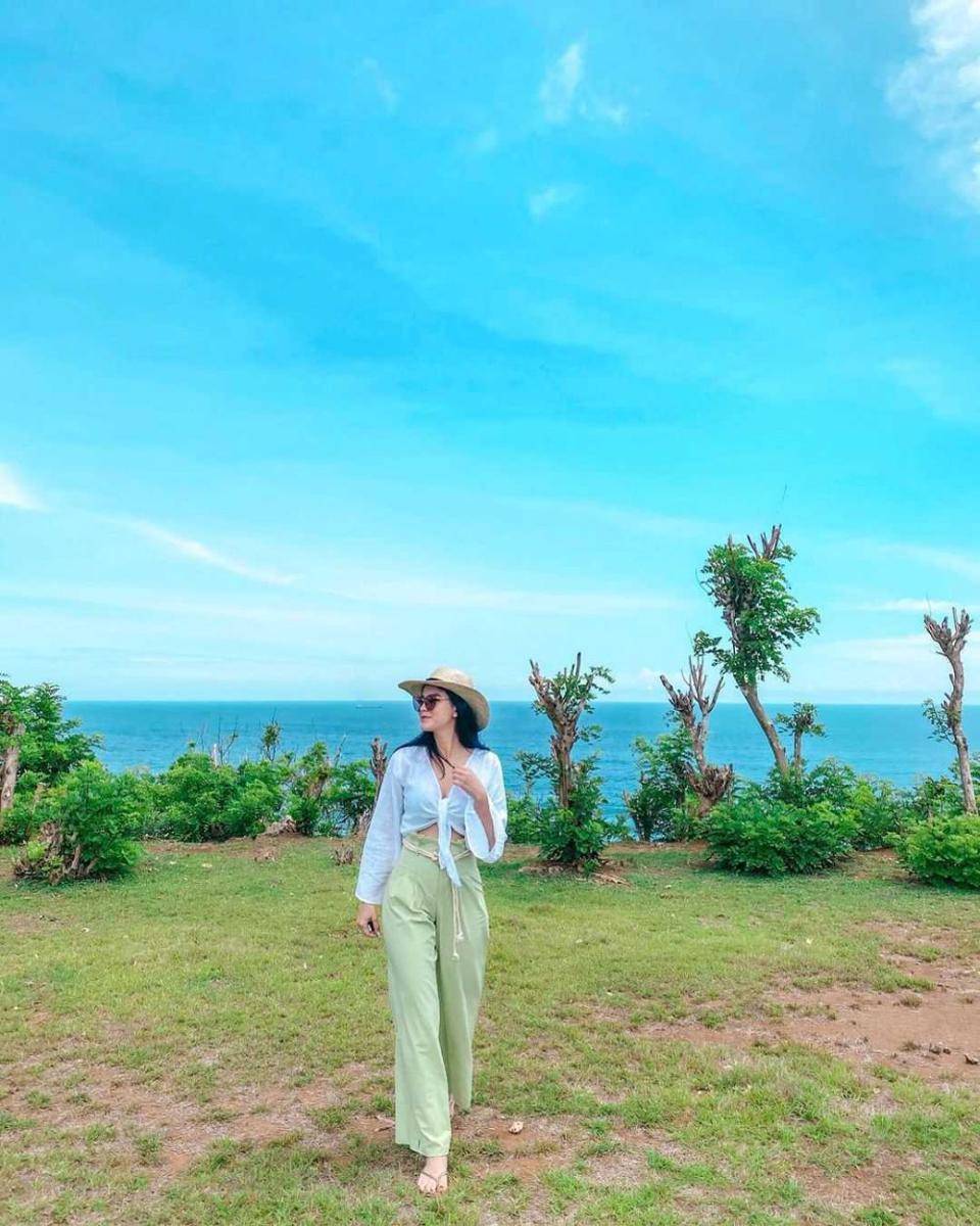 OOTD liburan ala Medina Dina (instagram.com/medinadinaaa)