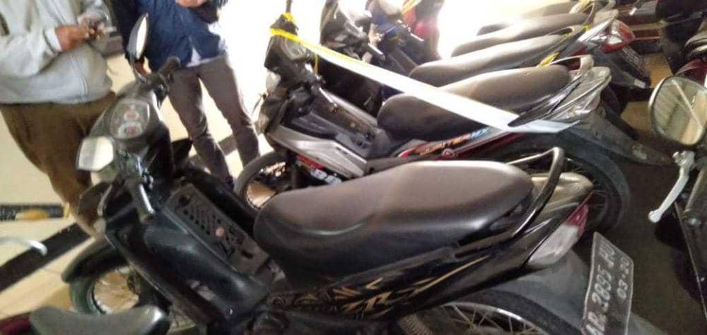 Ilustrasi motor digasak maling. (IDN Times/Daruwaskita)