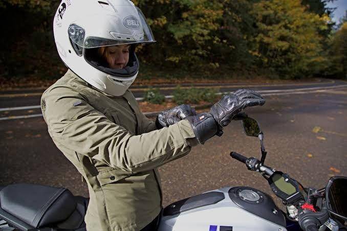 Ilustrasi menggunakan safety riding (we-ridewell.com)