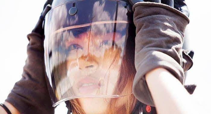 Ilustrasi menggunakan helm (budgetdirect.com.au)