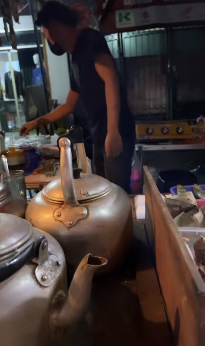 momen Raffi dan Gigi makan angkringan (instagram.com/raffinagita1717)