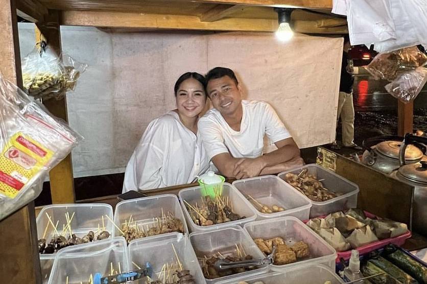 momen Raffi dan Gigi makan angkringan (instagram.com/raffinagita1717)