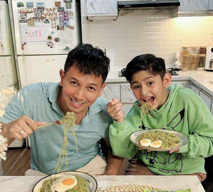 potret Sonny Septian dan anak (instagram.com/sonnyseptian)