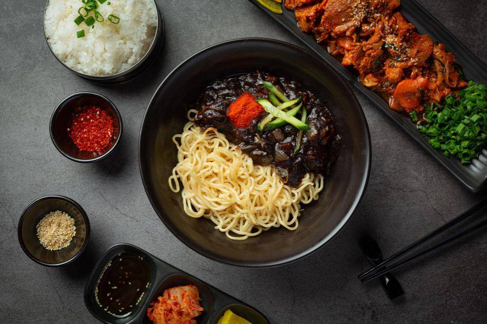 ilustrasi jjajangmyeon (freepik.com/jcomp)