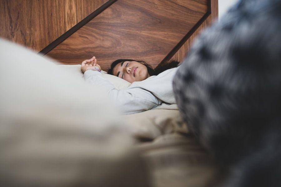ilustrasi tidur seperti bintang laut (pexels.com/Los Muertos Crew)