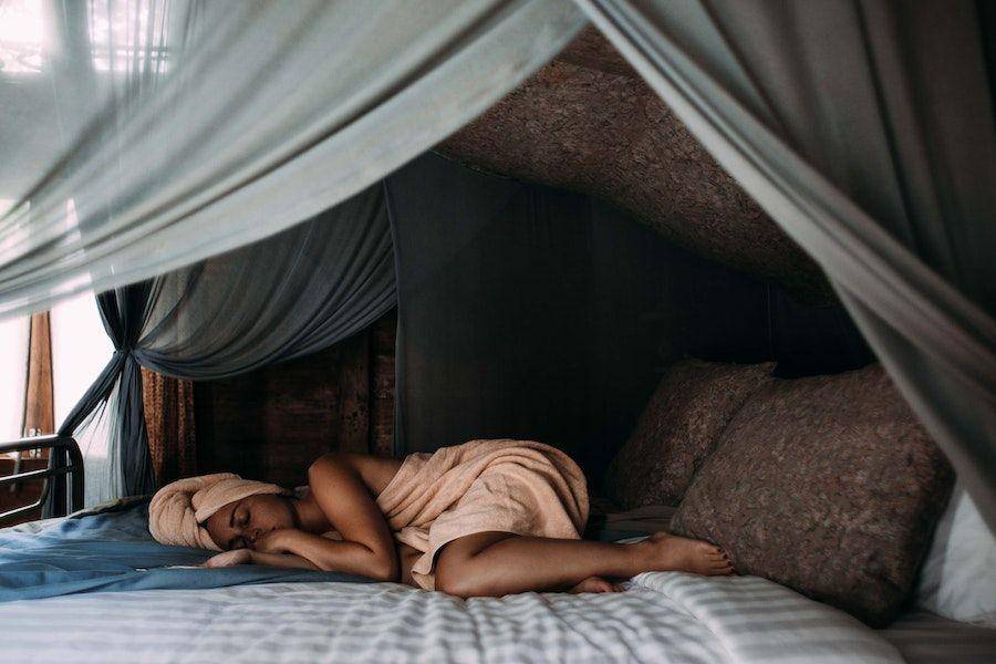 ilustrasi tidur posisi janin (pexels.com/Rachel Claire)