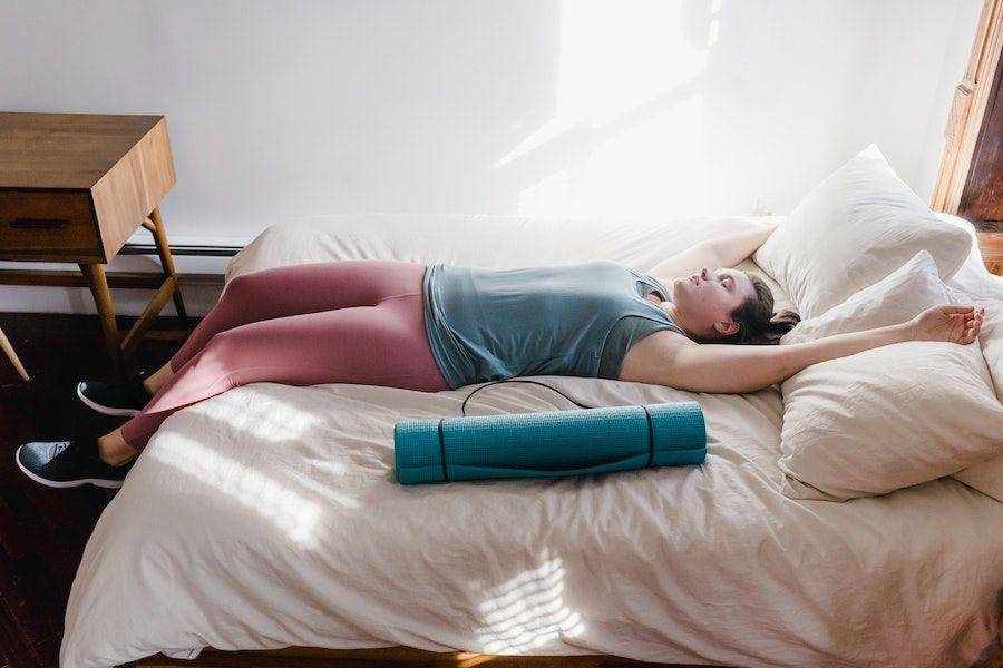 ilustrasi tidur tanpa bantal (pexels.com/Tim Samuel)
