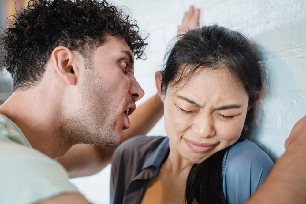Mengalami Verbal Abuse dalam Hubungan? Hadapi dengan 5 Cara Ini!