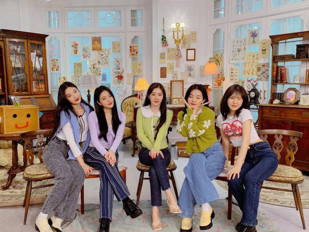 Red Velvet (instagram.com/redvelvet.smtown)