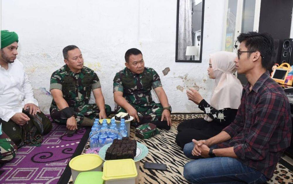 Kepala Staf TNI Angkatan Darat (KSAD) Jenderal TNI Dudung Abdurachman (ketiga dari kanan) mengunjungi rumah korban tragedi Stadion Kanjuruhan, Malang pada Kamis, 6 Oktober 2022. (www.instagram.com/@tni_angkatan_darat)