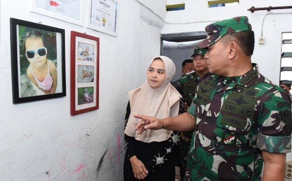 Kepala Staf TNI Angkatan Darat (KSAD) Jenderal Dudung Abdurachman ketika menjenguk keluarga korban tragedi Kanjuruhan, Malang pada Kamis, 6 Oktober 2022. (www.instagram.com/@tni_angkatan_darat)
