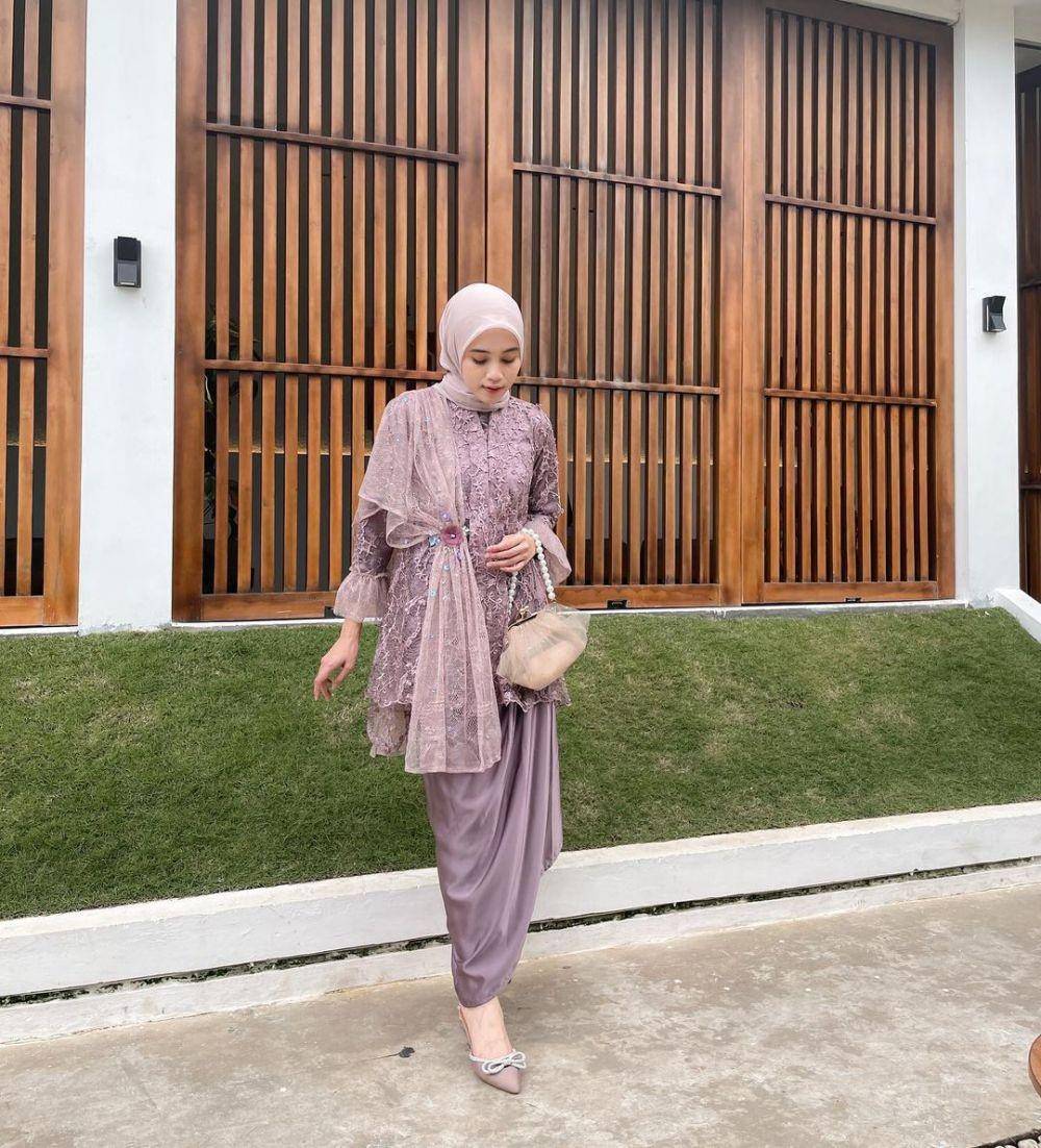 kebaya modern (instagram.com/vinamaulina)