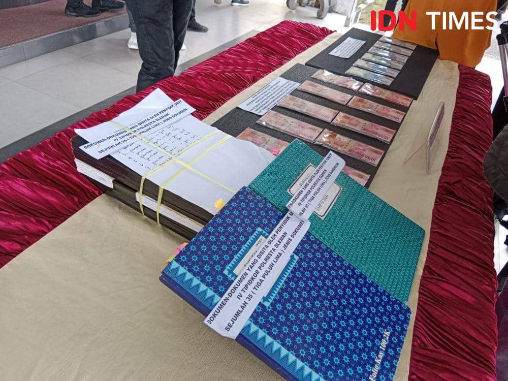 Barang bukti dugaan korupsi dana BOS di sebuah SMK swasta di Sleman yang diamankan Polresta Sleman. (IDN Times/Tunggul Damarjati)