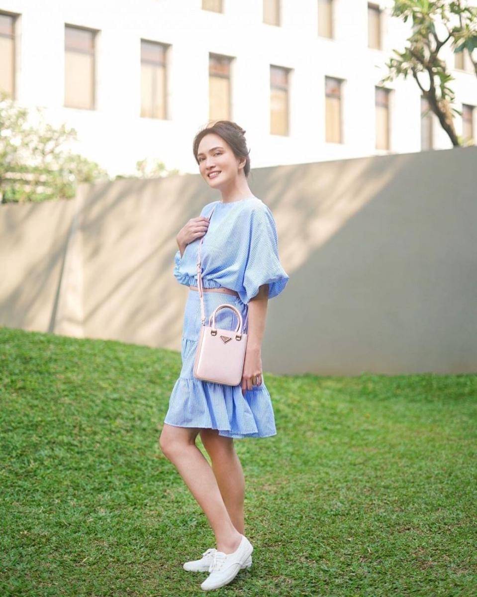 style feminin ala Shandy Aulia (instagram.com/shandyaulia)