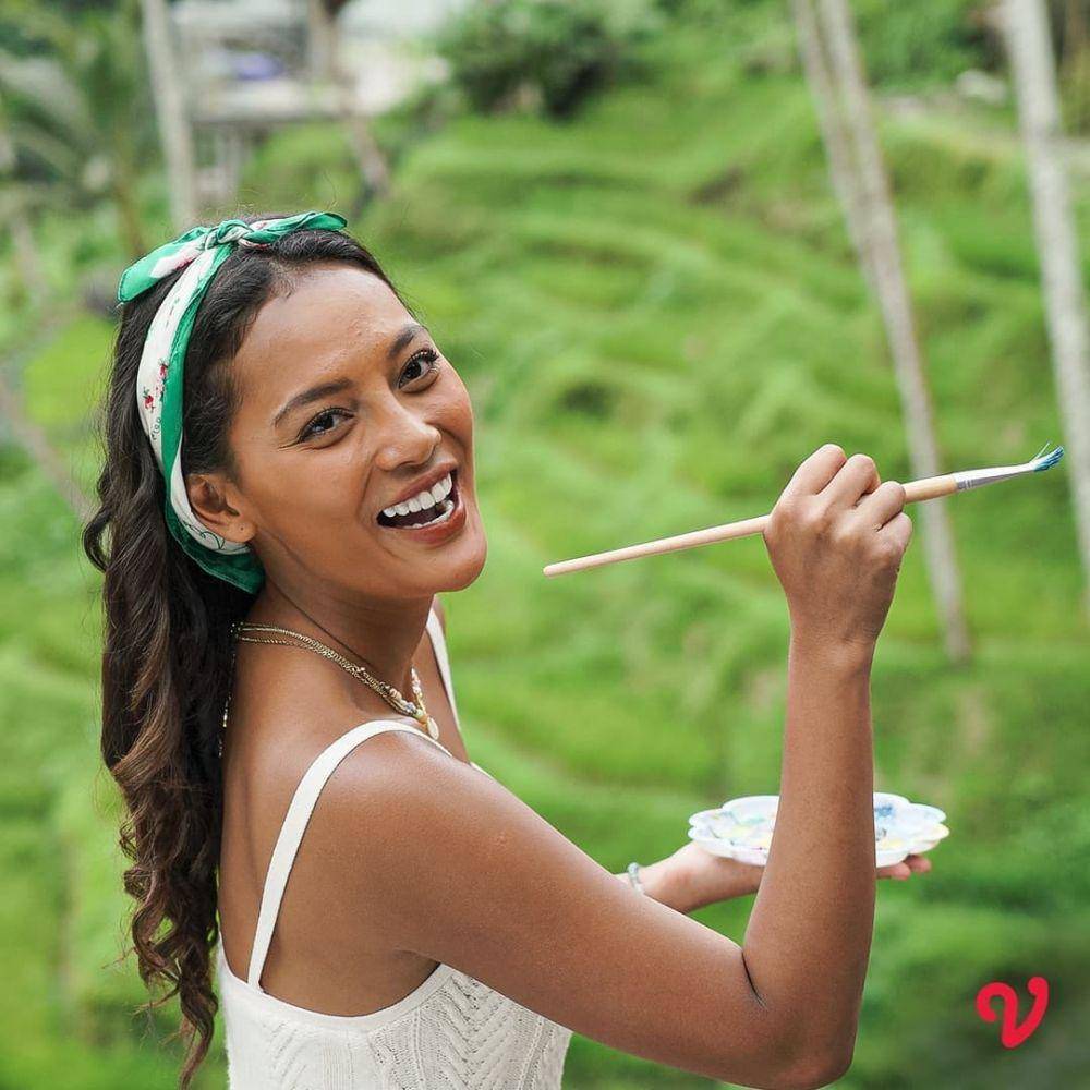 Erika Carlina sebagai Flora di series Wattpad Flora (instagram.com/flora.vidio)