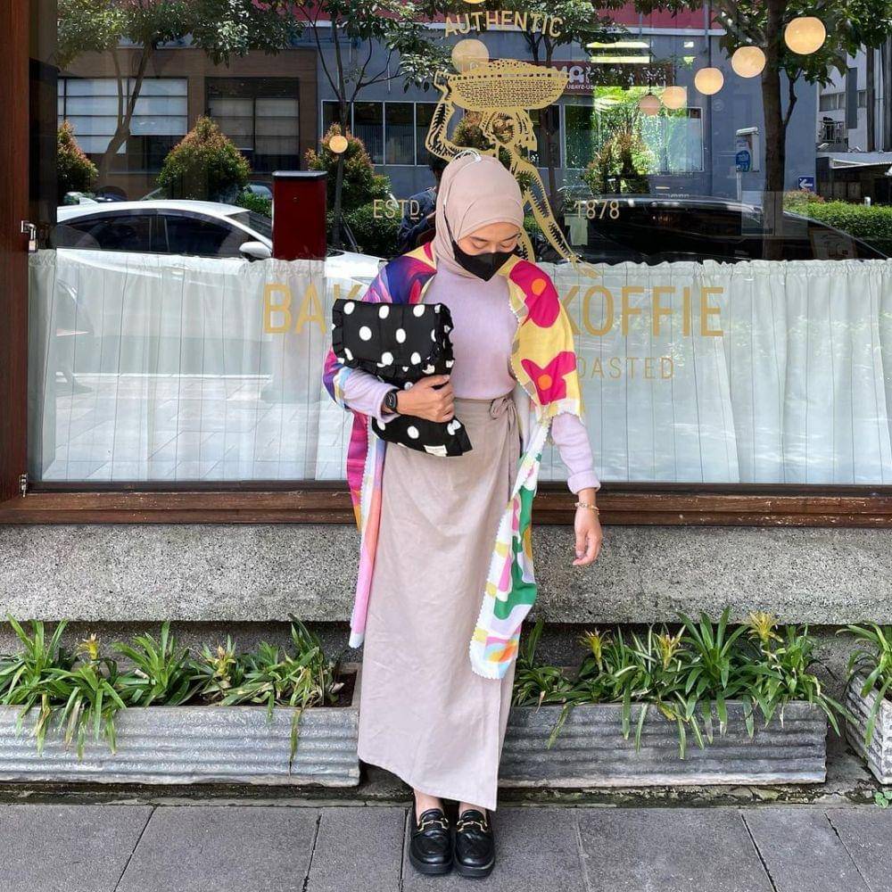 ide outfit outer scarf (instagram.com/lintangrainaa)