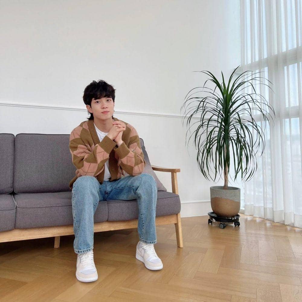OOTD dengan celana jeans ala member N.Flying (twitter.com/NFlyingofficial)