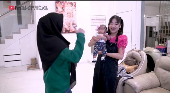 10 Potret Haruka Momong Baby Moana, Ajarin Koreografi JKT48