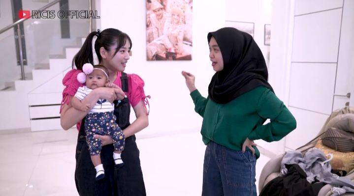 potret Haruka momong baby Moana (youtube.com/Ricis Official)