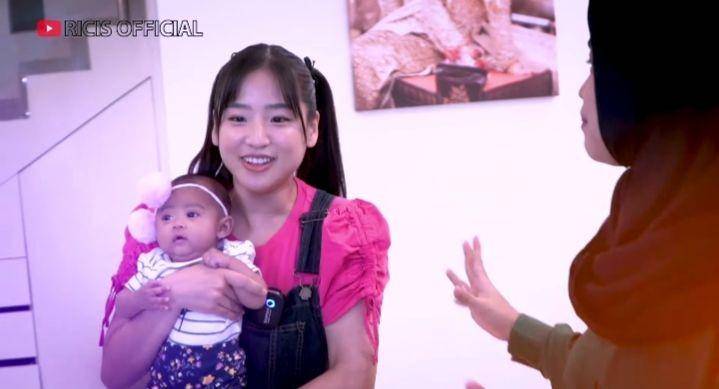 potret Haruka momong baby Moana (youtube.com/Ricis Official)