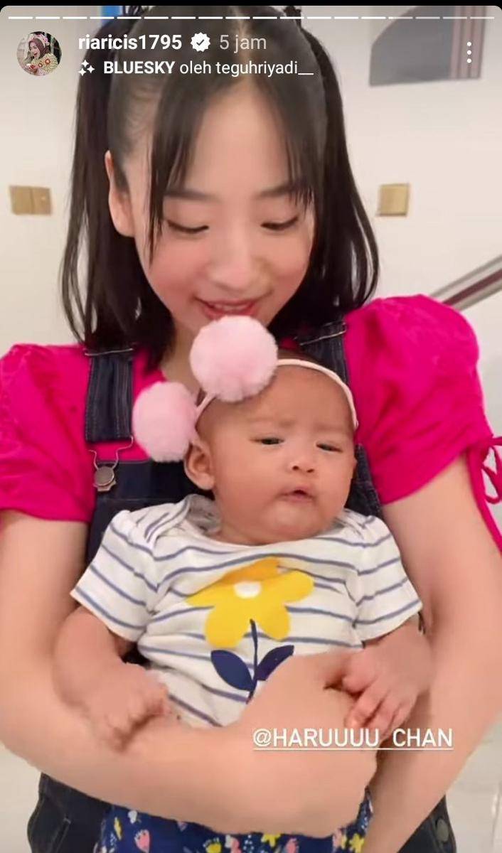 potret Haruka momong baby Moana (instagram.com/riaricis1795)