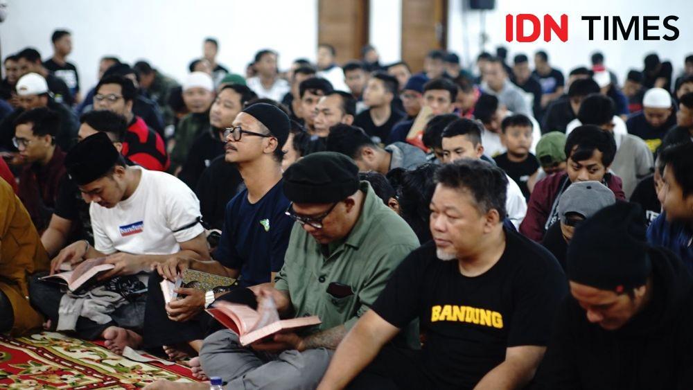 Doakan Korban di Kanjuruhan, Suporter se-Indonesia Kumpul di Bandung