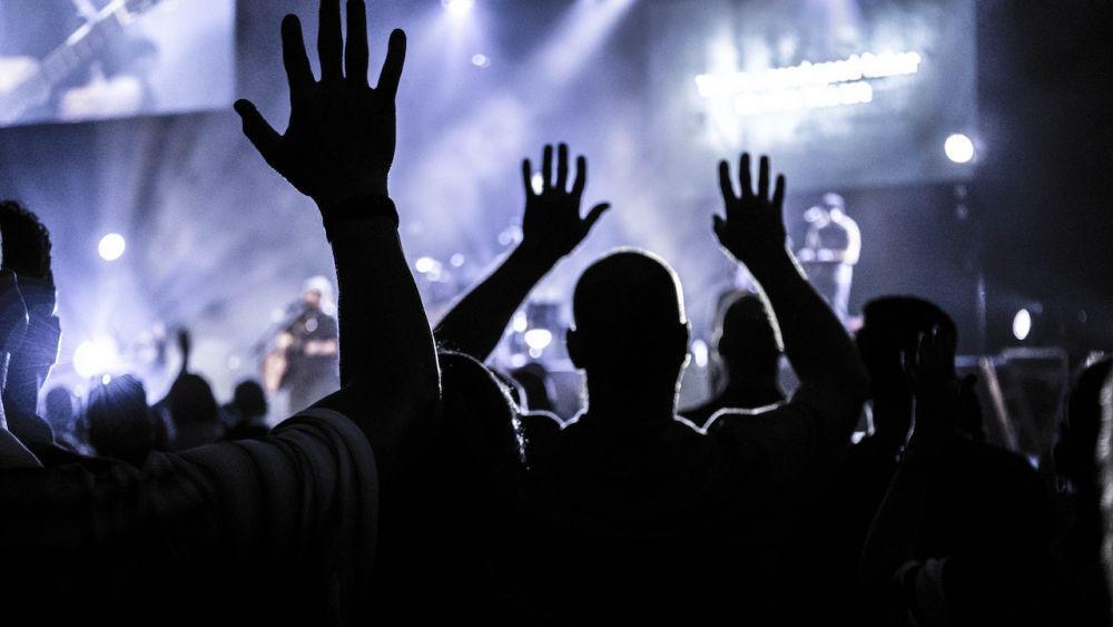 5 Barang yang Wajib Kamu Bawa saat Nonton Konser Musik, Ada Kaos!