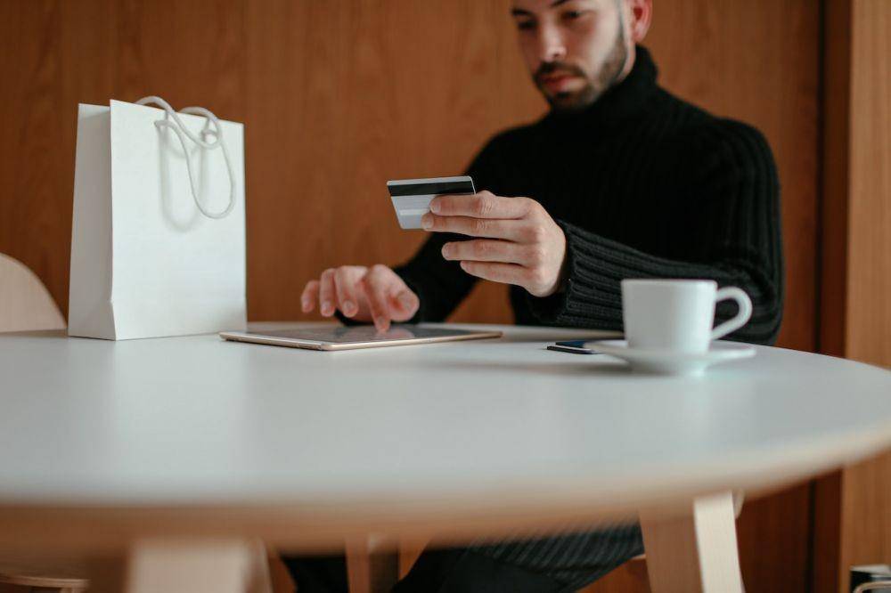 ilustrasi belanja online (pexels.com/cup of couple)