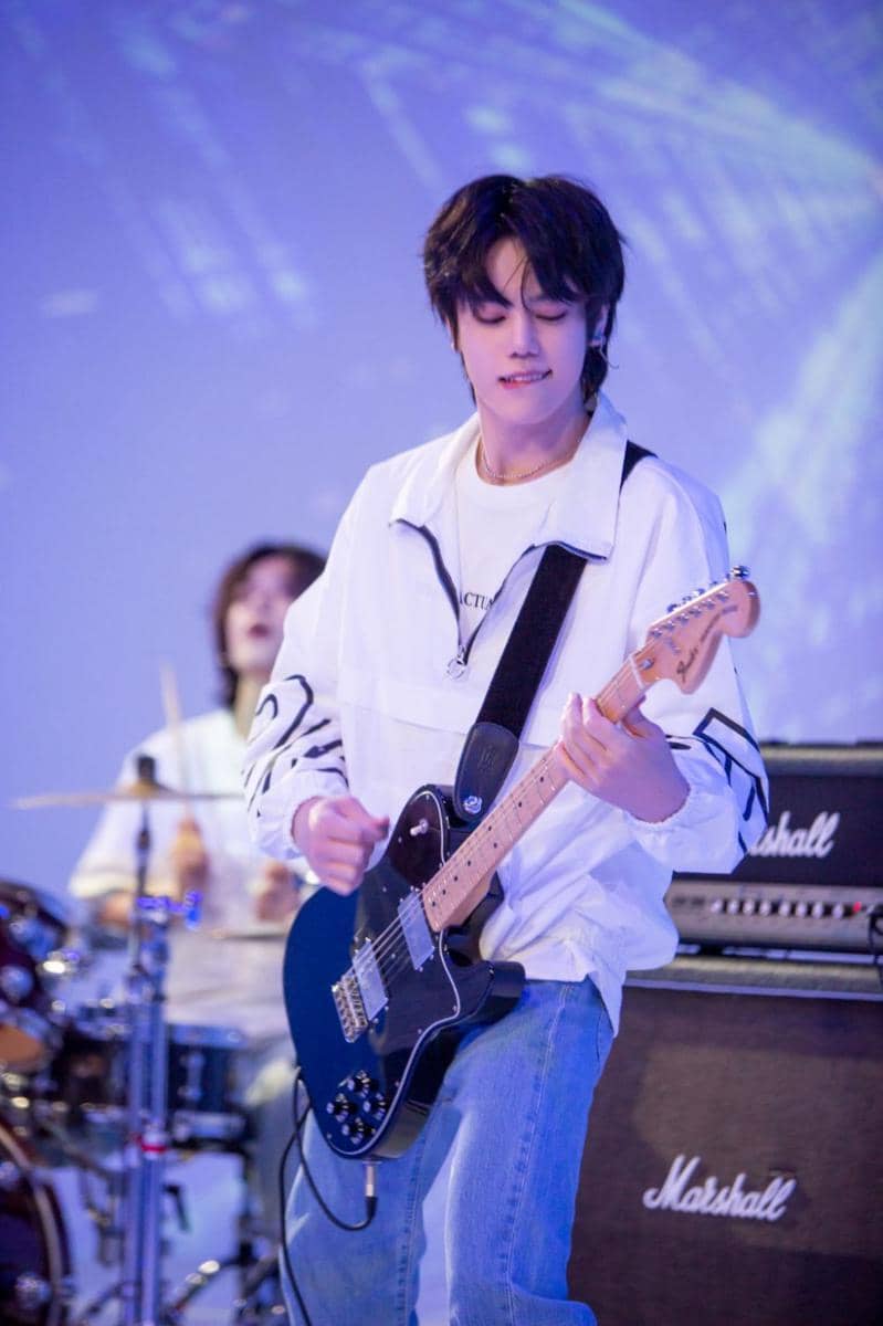 OOTD dengan celana jeans ala member N.Flying (twitter.com/NFlyingofficial)