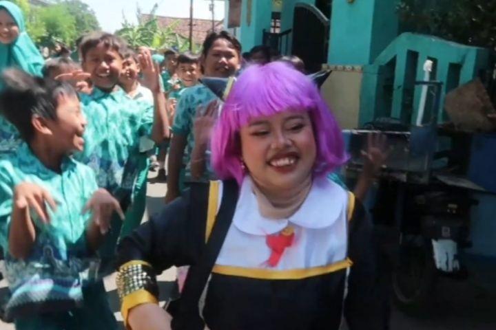 10 Potret Kekeyi Cosplay Anya Forger, Heboh Dikerumuni Bocil SD!