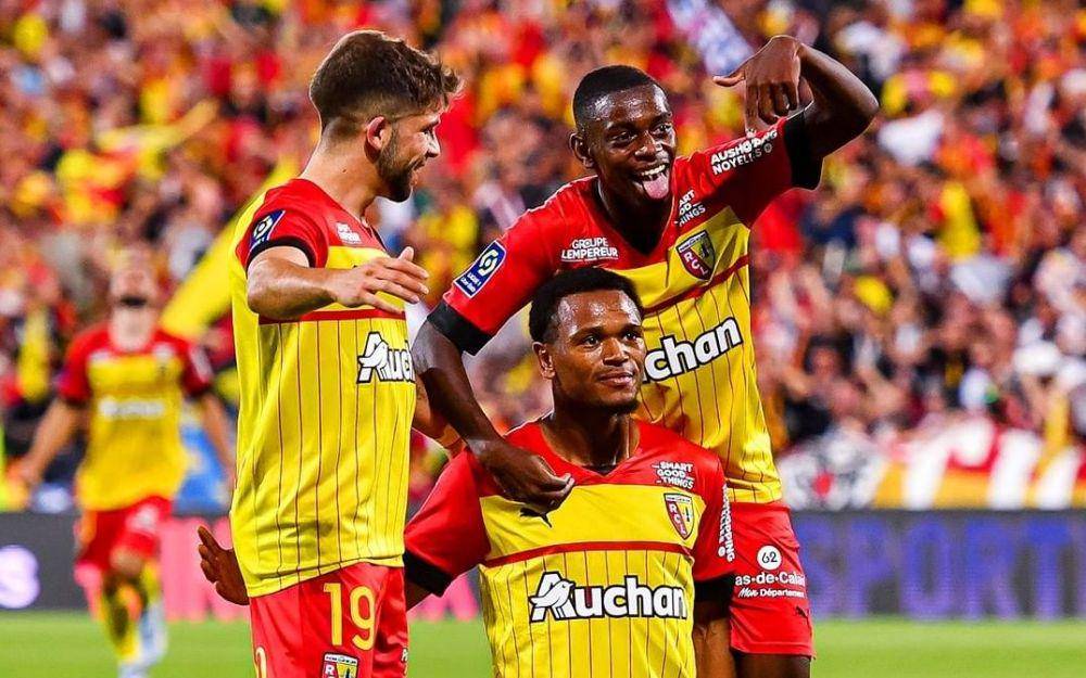 Pemain RC Lens yang merayakan gol. (instagram.com/rclens)