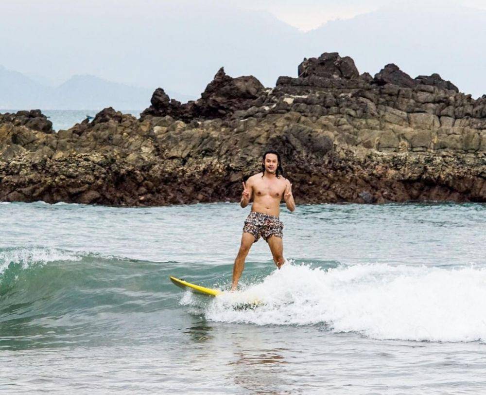 potret Dwi Sasono sedang berselancar (instagram.com/dwisasono)