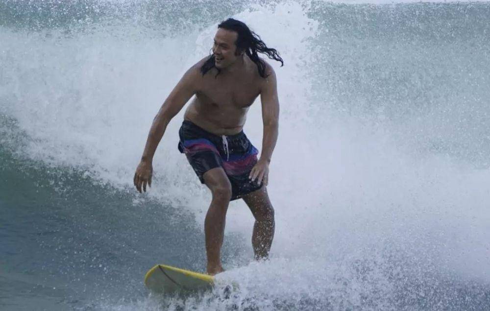 potret Dwi Sasono sedang berselancar (instagram.com/dwisasono)