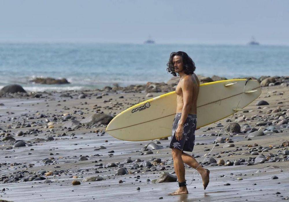 potret Dwi Sasono sedang berselancar (instagram.com/dwisasono)