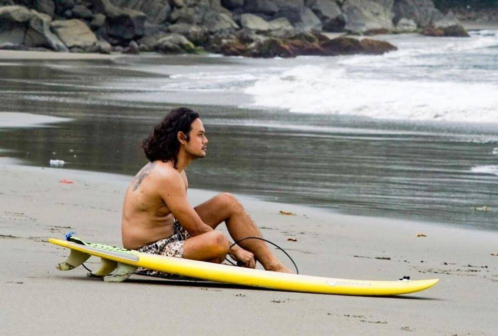 potret Dwi Sasono sedang berselancar (instagram.com/dwisasono)