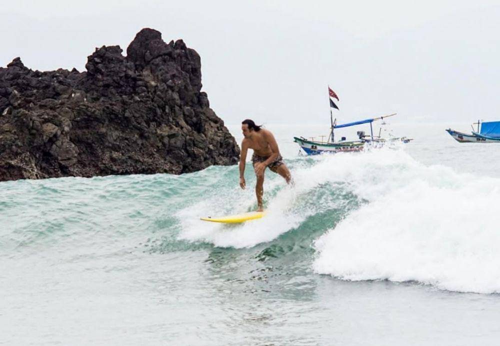 potret Dwi Sasono sedang berselancar (instagram.com/dwisasono)