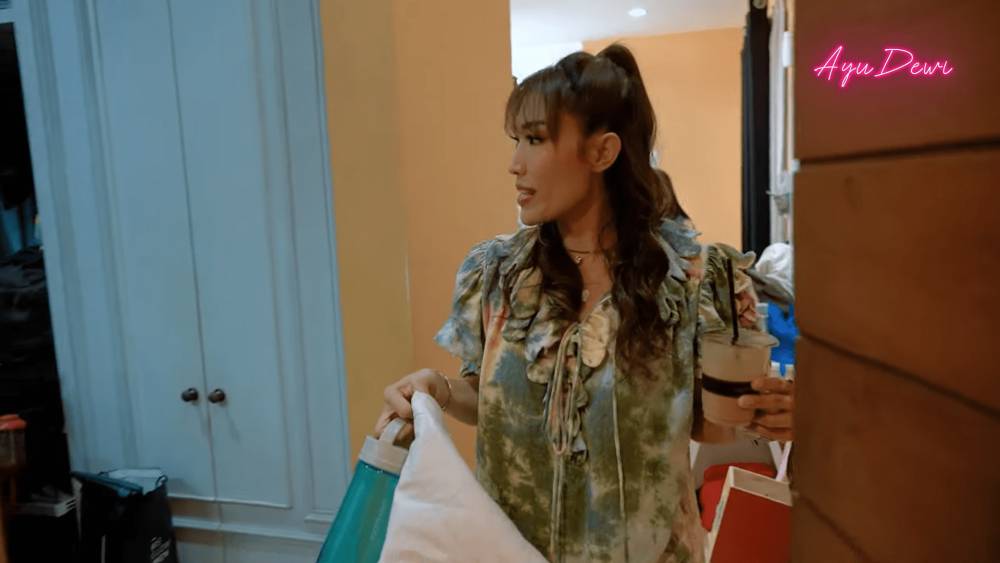 potret Ayu Dewi bermain ke rumah Nagita Slavina (youtube.com/ayudewi)