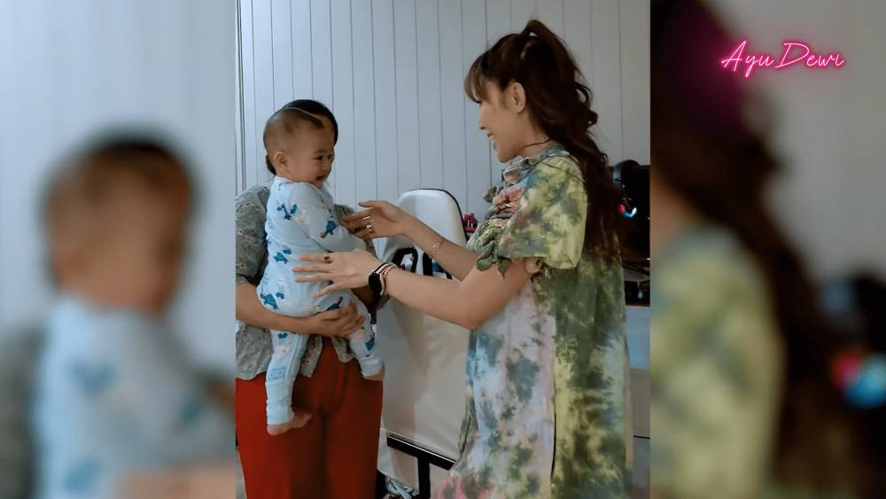 potret Ayu Dewi bermain ke rumah Nagita Slavina (youtube.com/ayudewi)