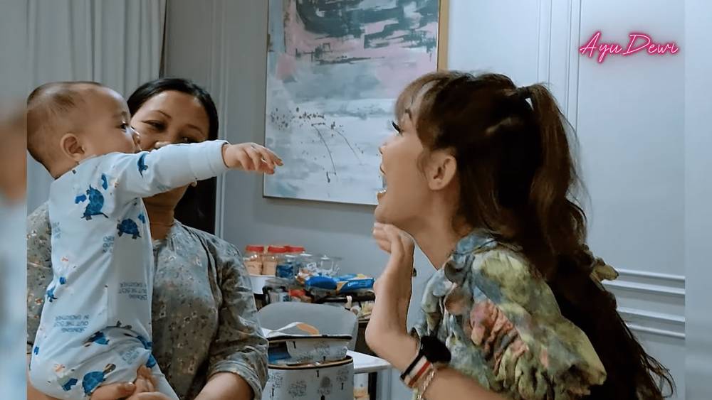 potret Ayu Dewi bermain ke rumah Nagita Slavina (youtube.com/ayudewi)