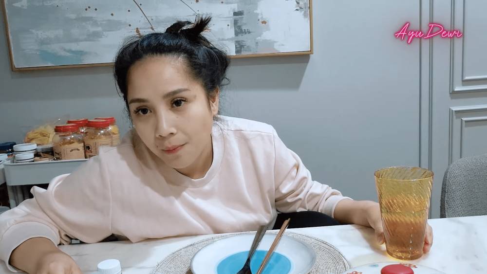 potret Ayu Dewi bermain ke rumah Nagita Slavina (youtube.com/ayudewi)