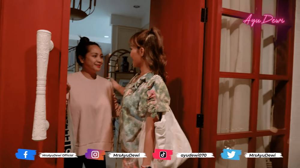 potret Ayu Dewi bermain ke rumah Nagita Slavina (youtube.com/ayudewi)