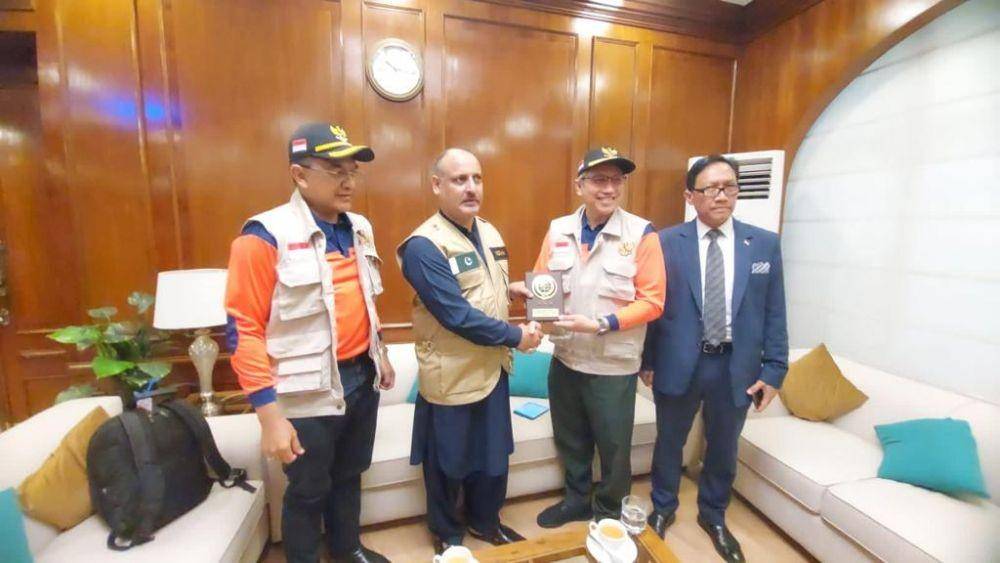 Simbolis penyerahan bantuan dari Indonesia untuk Pakistan (KBRI Islamabad)