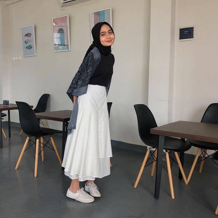 potret Maryam Nurul memakai black top (instagram.com/maryamnurul)