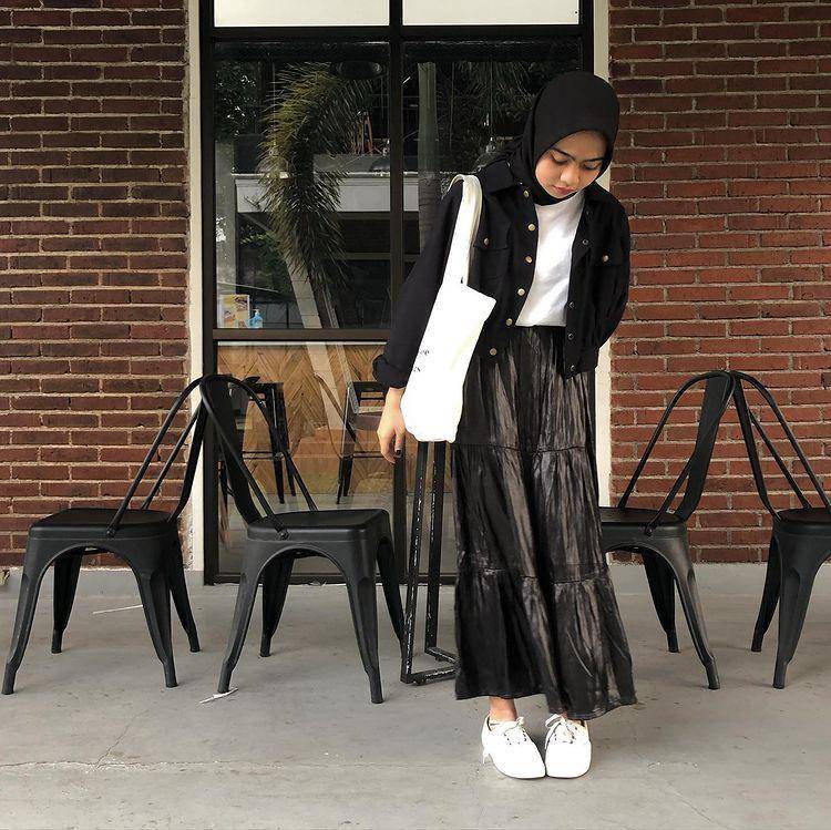 potret Maryam Nurul memakai black top (instagram.com/maryamnurul)