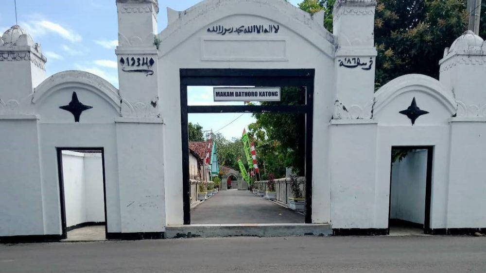 Makam Bathoro Katong (instagram.com/dana.kristiana)