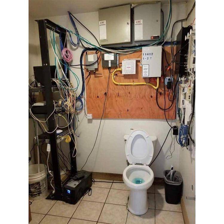 desain kamar mandi seram, tapi lucu (instagram.com/c.r.a.p.design)