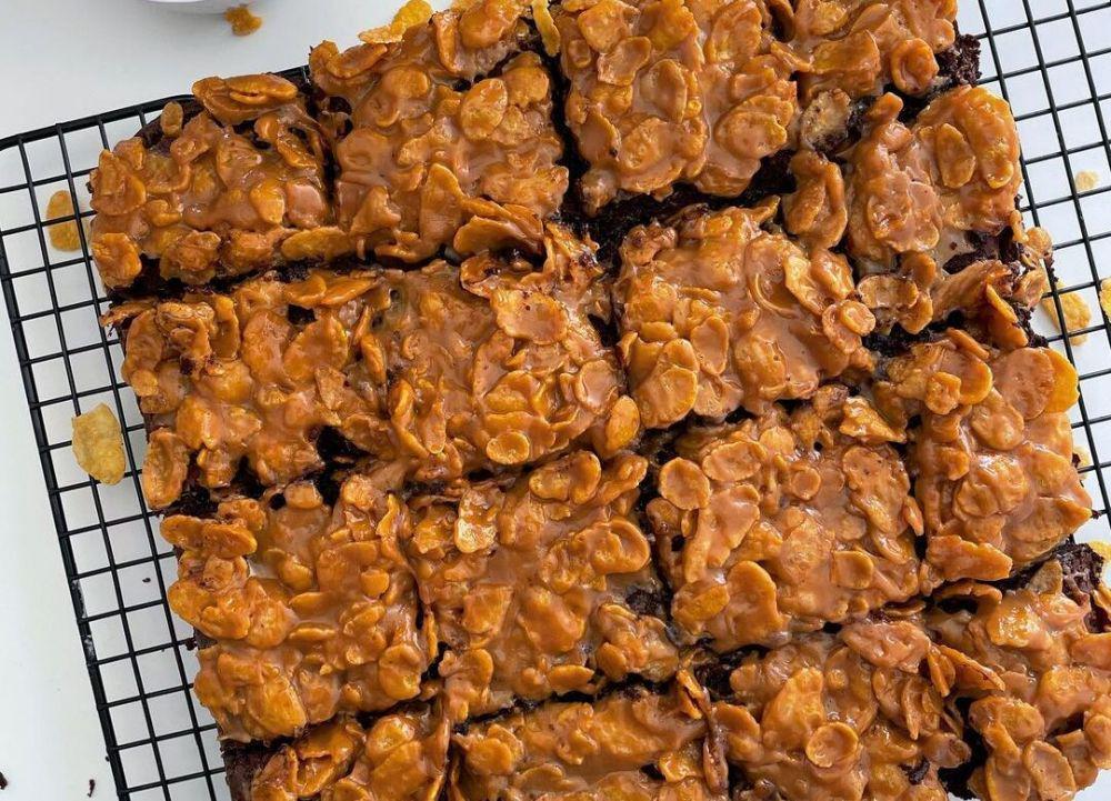 Resep Caramel Cornflakes Brownies yang Endeus, Rasanya Premium Abis!