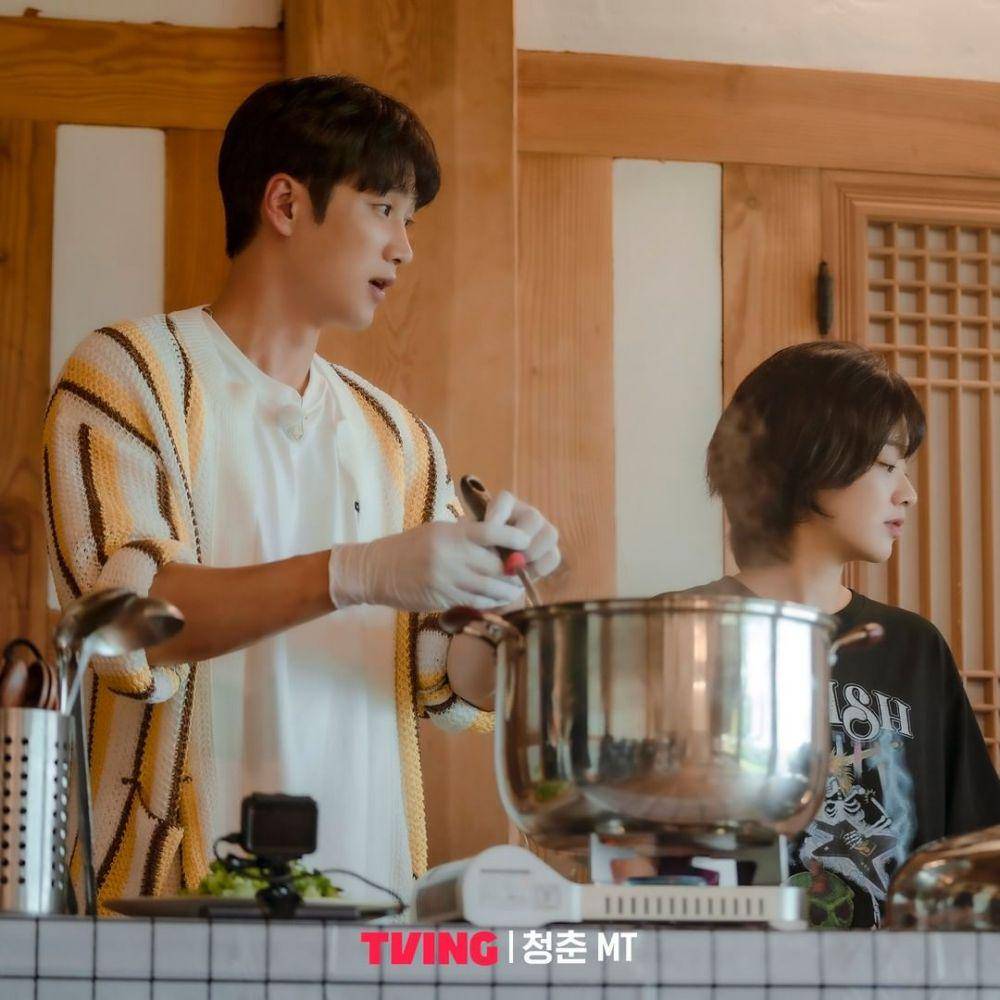 Ahn Bo Hyun dan Lee Joo Young dalam variety show Youth Actors' Retreat (dok. TVING/Youth Actors' Retreat)