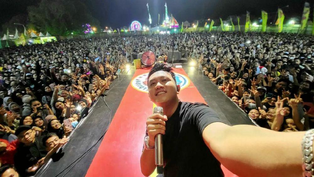10 Potret Denny Caknan Saat Manggung, Kini Bikin Festival Dangdut UUD