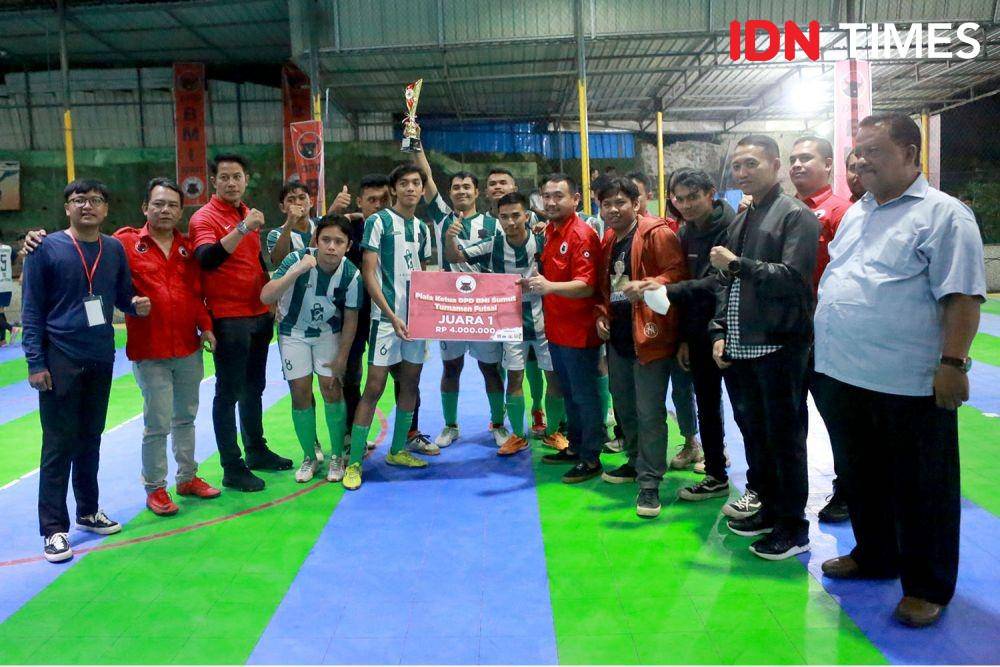 Tim Futsal Arumi B keluar sebagai juara Turnamen Futsal Piala Ketua DPD BMI Sumut setelah menaklukkan Siantar Young Boys (IDN Times/Arifin Al Alamudi)